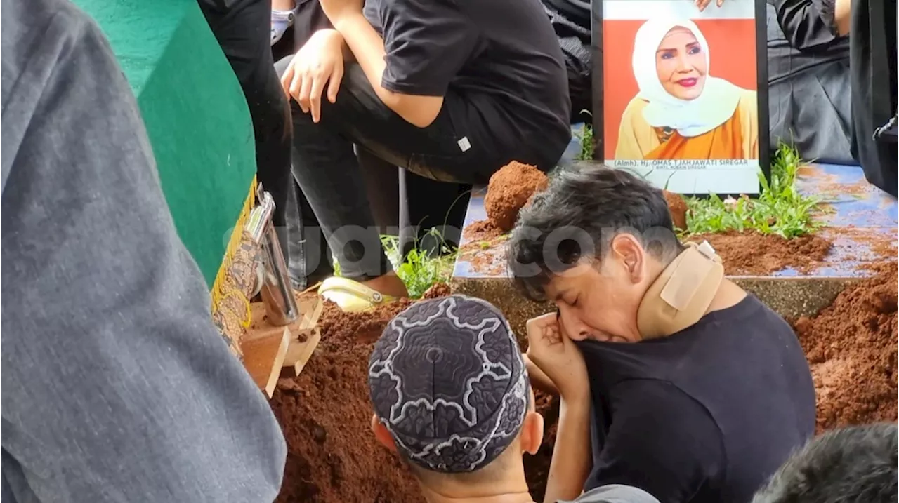 Meski Masih Pakai Penyangga Leher, Sonny Septian Turun ke Liang Lahad Makam Ibu