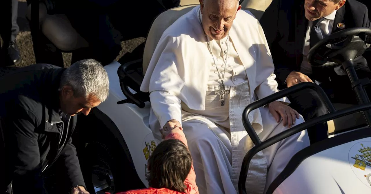 Le Pape François Préside Une Messe Au Stade Roi Baudouin