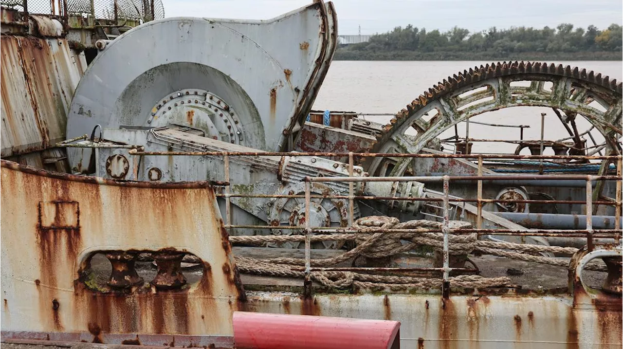 Au Port de Bordeaux, l’impressionnant chantier de « recyclage » de huit navires militaires pendant trois ans