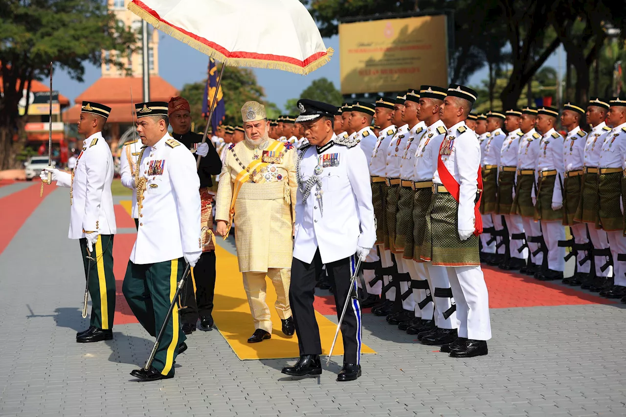 Lebih 2,000 rakyat saksikan Istiadat Pemeriksaan Perbarisan Kehormatan oleh Sultan Kelantan