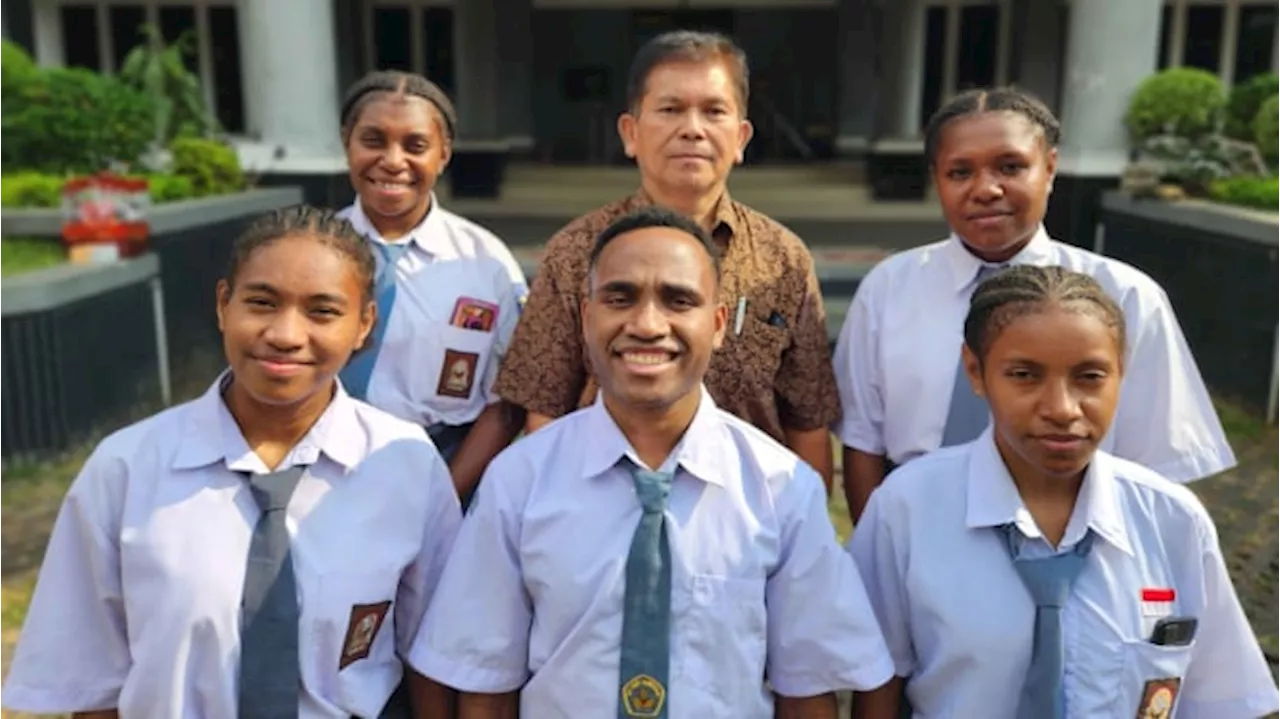 Kemendikbudristek Membuka Jalan Pendidikan Papua dan 3T lewat Program ADEM dan ADik