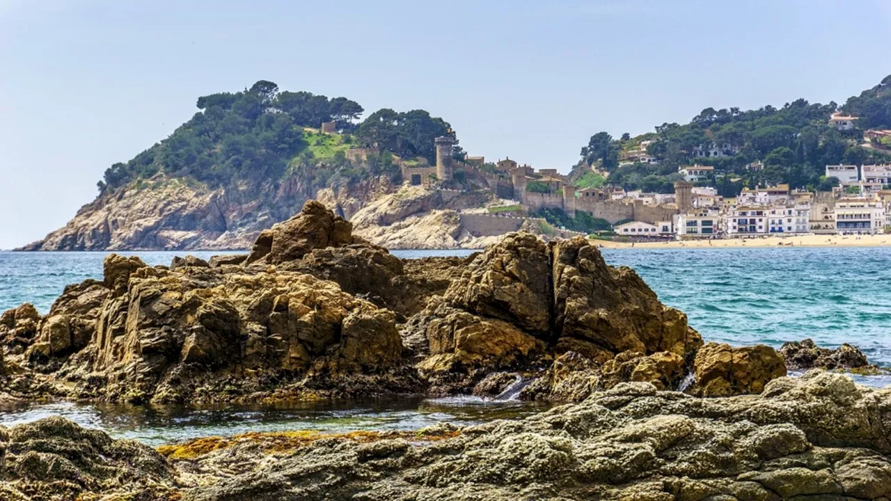 Muere una mujer tras caer unos 40 metros en el castillo de Tossa de Mar cuando intentaba hacer una foto