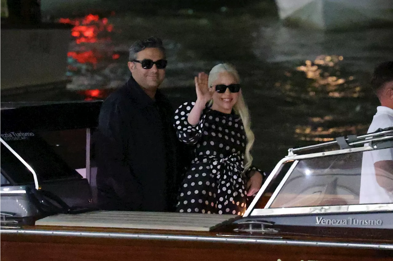 Lady Gaga innamoratissima, baci e carezze con il futuro marito Michael Polansky a Venezia