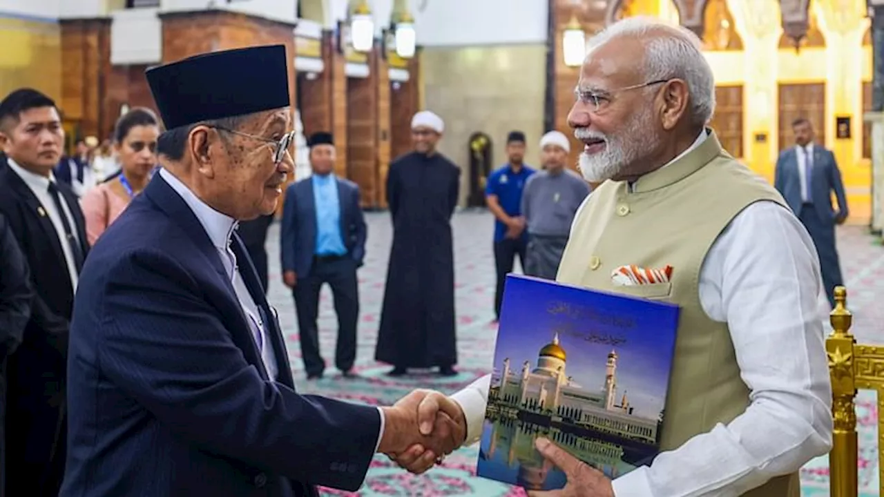 Brunei: पीएम मोदी ने ब्रुनेई की ऐतिहासिक मस्जिद का दौरा किया, भीड़ में बच्चों को भी दुलारा, देखें PHOTOS