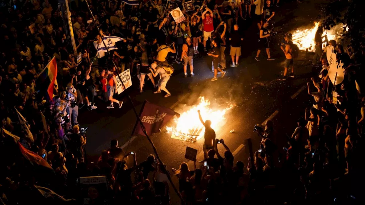 Scuffles in Tel Aviv as Israeli protesters increase pressure on Netanyahu to reach cease-fire deal