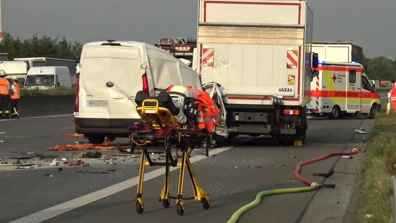 Tödlicher Unfall auf A2 bei Bönen: Transporter kracht in Stau-Ende