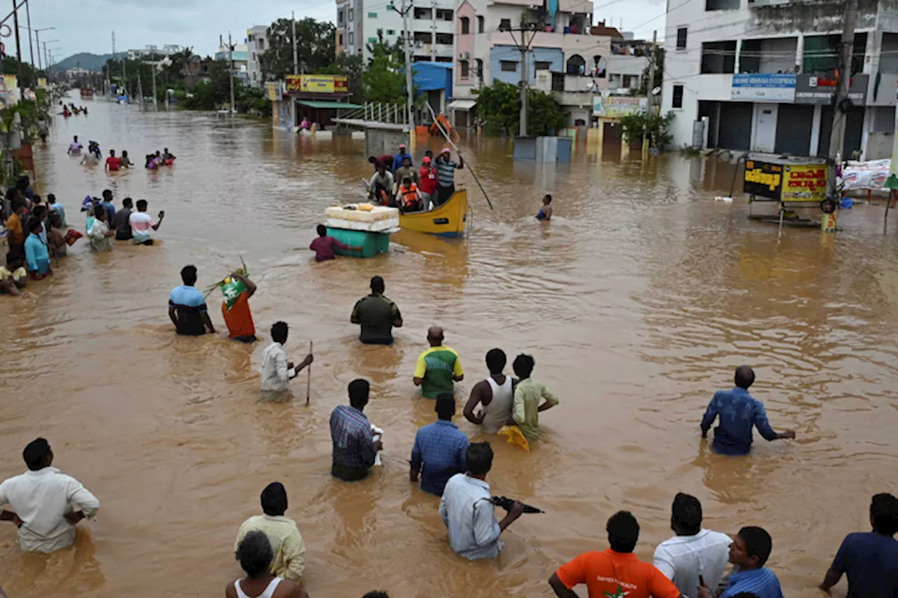 Heavy monsoon rains and floods kill 33 in south India and 5 children in Pakistan | Omer Farooq