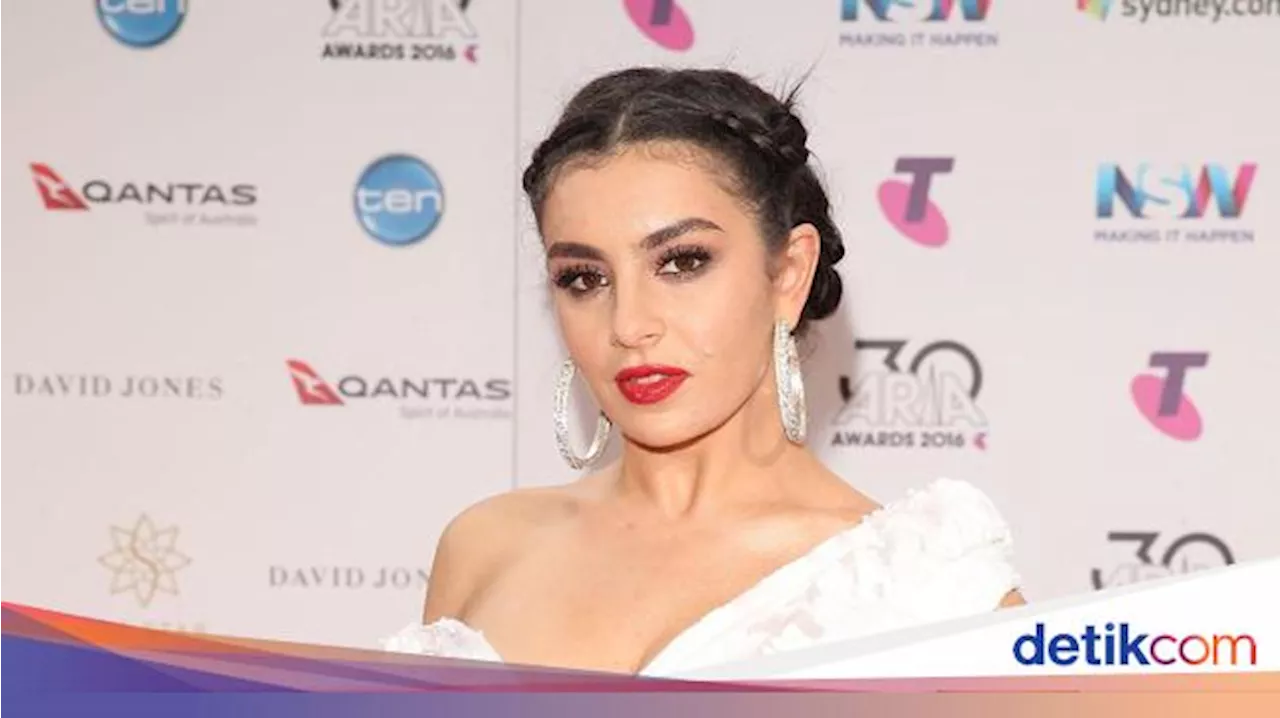 Eksplorasi Charli XCX di Film Erotis I Want Your Sex