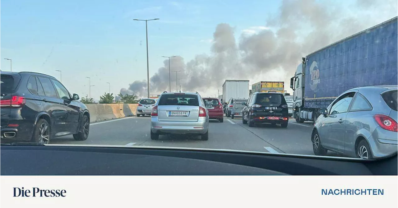 300 Feuerwehrleute: Brand verraucht Südautobahn bei Mödling