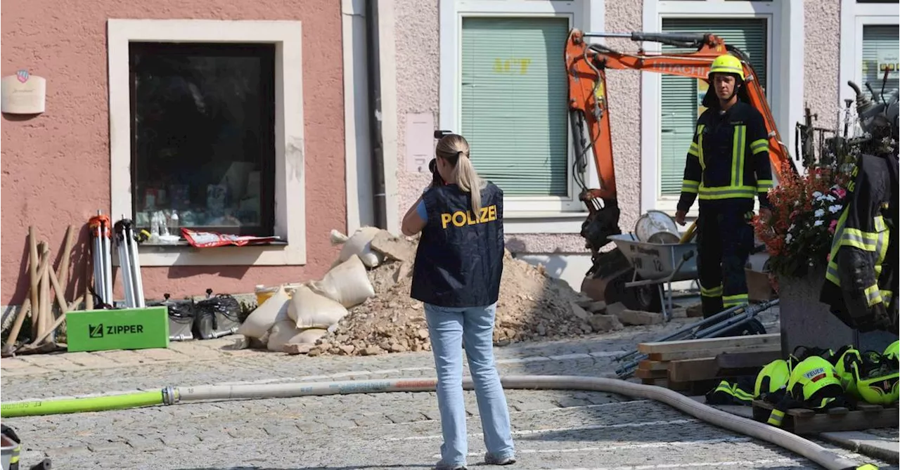 Keller in Schärding stürzt ein und verschüttet Arbeiter: Baggerroboter im Einsatz