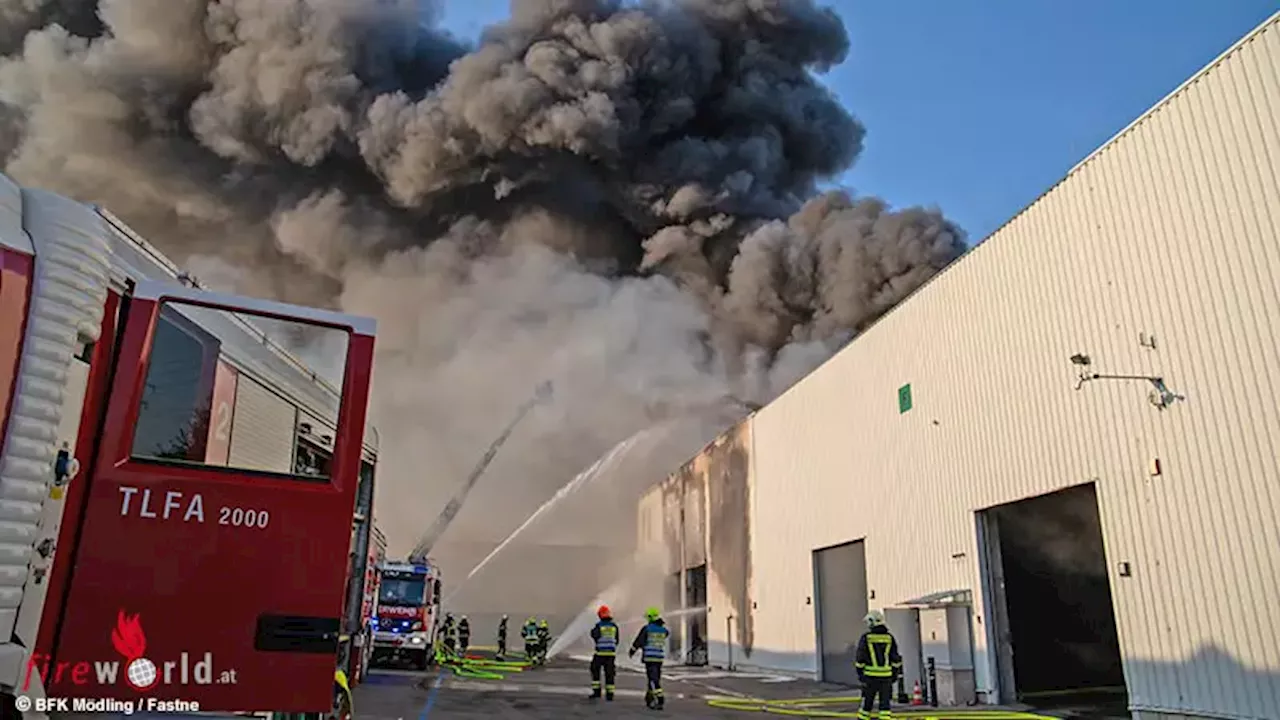 Nö: Großbrand in Gewerbebetrieb in Biedermannsdorf → Sichtbehinderung auf A 2, 300 Kräfte im Einsatz, vier Verletzte