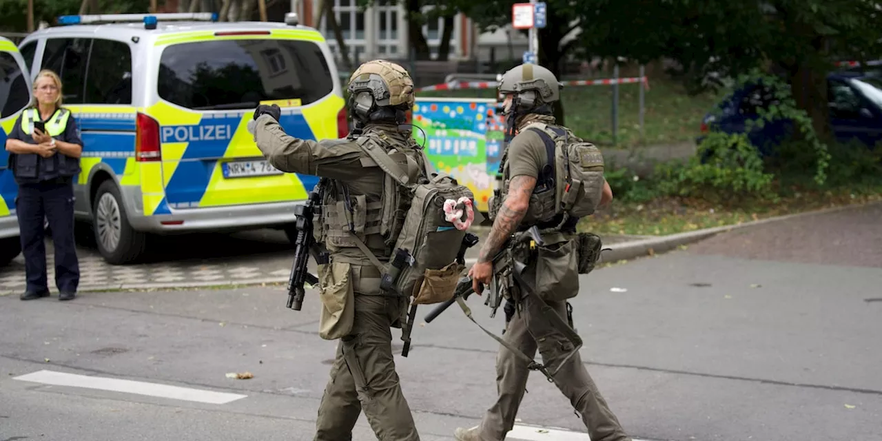 Großer Polizeieinsatz in der Agentur für Arbeit in Wuppertal