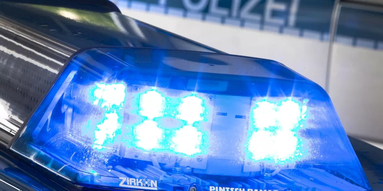 NRW: Autofahrer (20) an Bundesstraße erstochen - Täter auf der Flucht