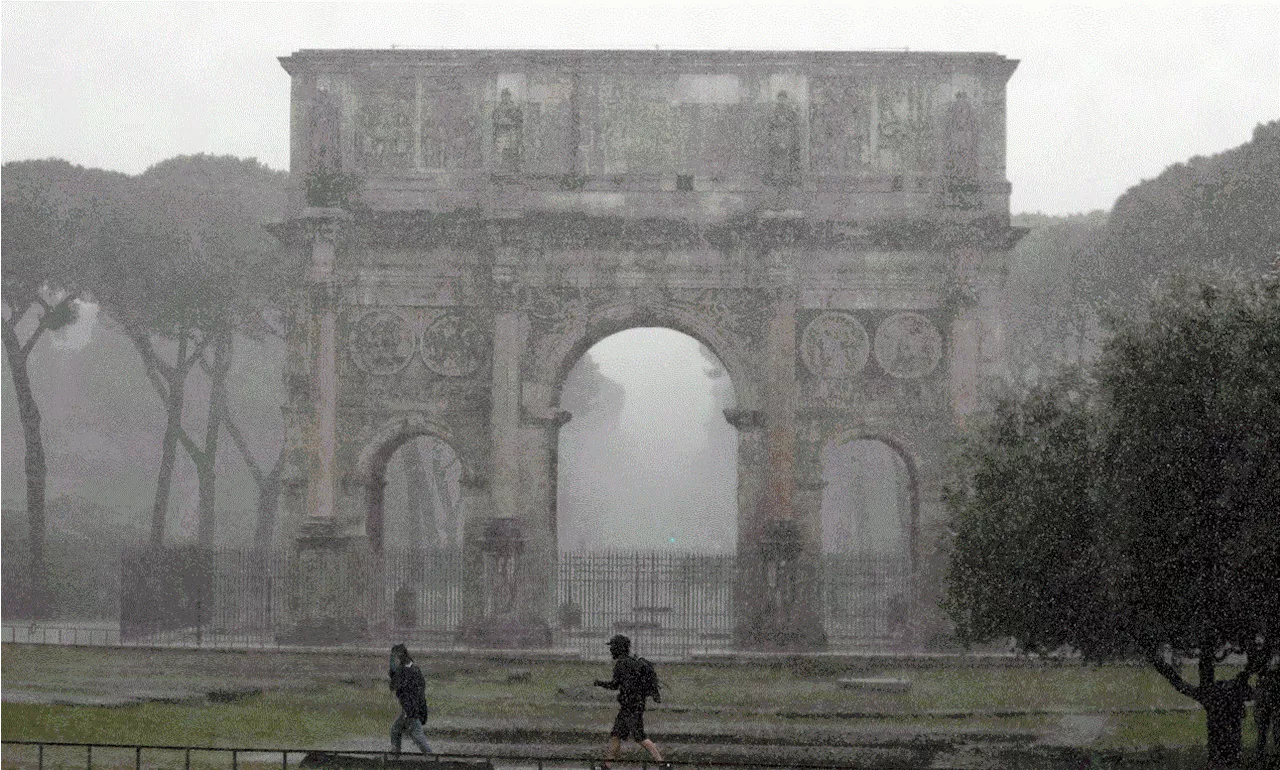 Ancient Roman Arch of Constantine damaged after violent storm