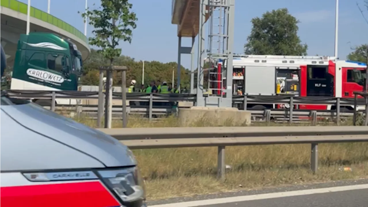 Verkehrschaos zum Airport - Mega-Stau in Wien – Tankwagen verliert Flüssigkeit