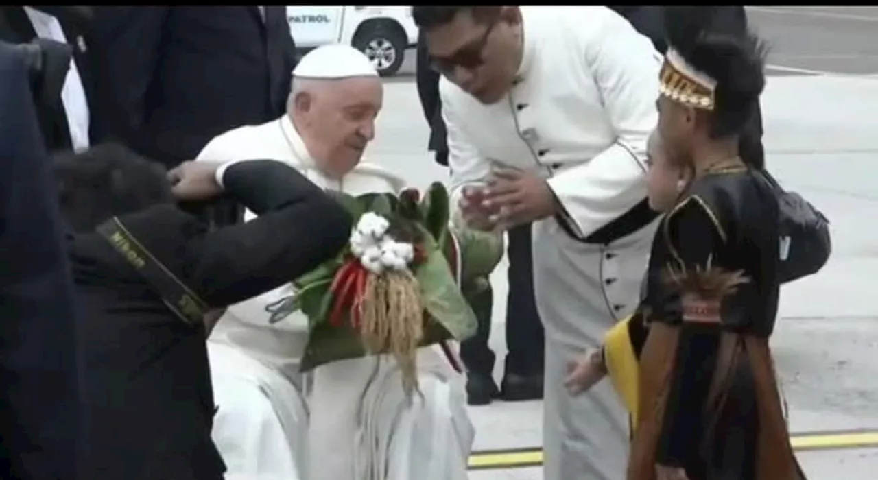 Papa Francesco è arrivato in Indonesia, le immagini dello sbarco a Giacarta