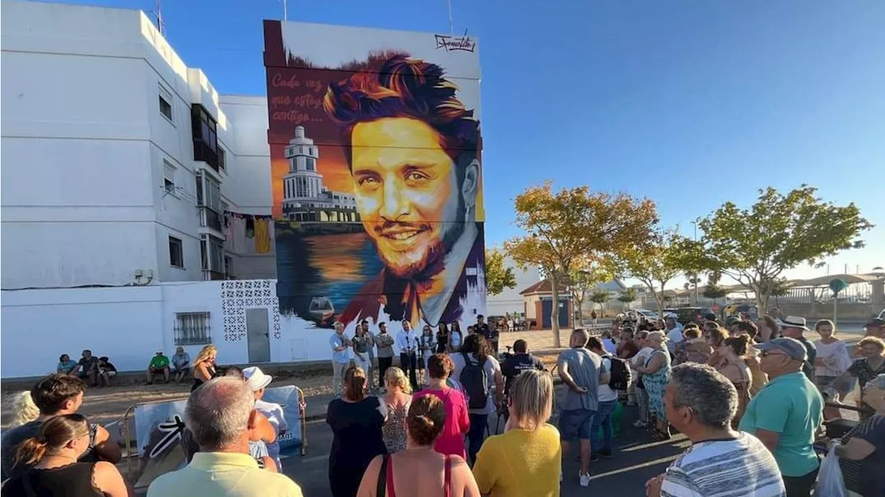 Manuel Carrasco ya tiene un mural en su barrio de Isla Cristina, Huelva