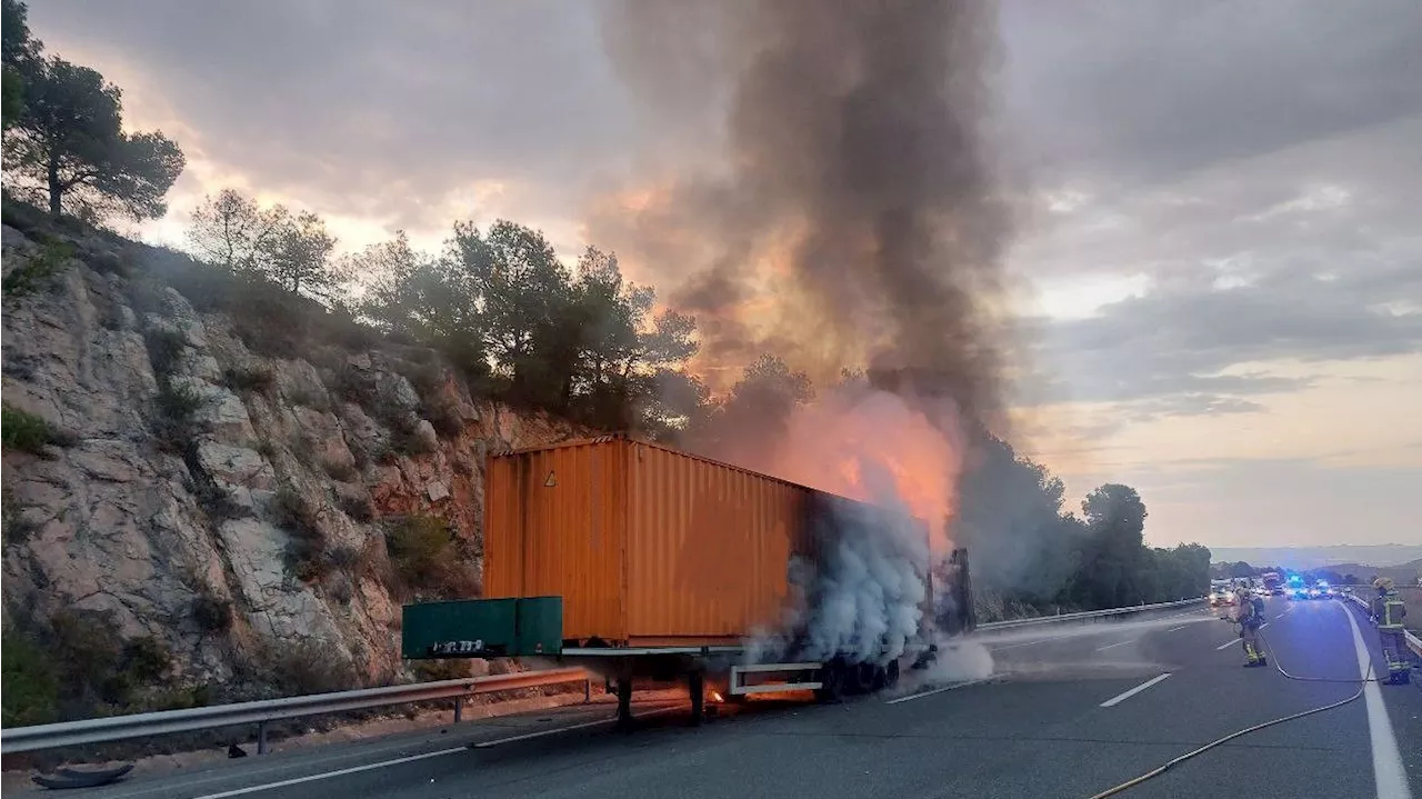 Muere un conductor calcinado tras chocar dos camiones en la AP-2 en Tarragona