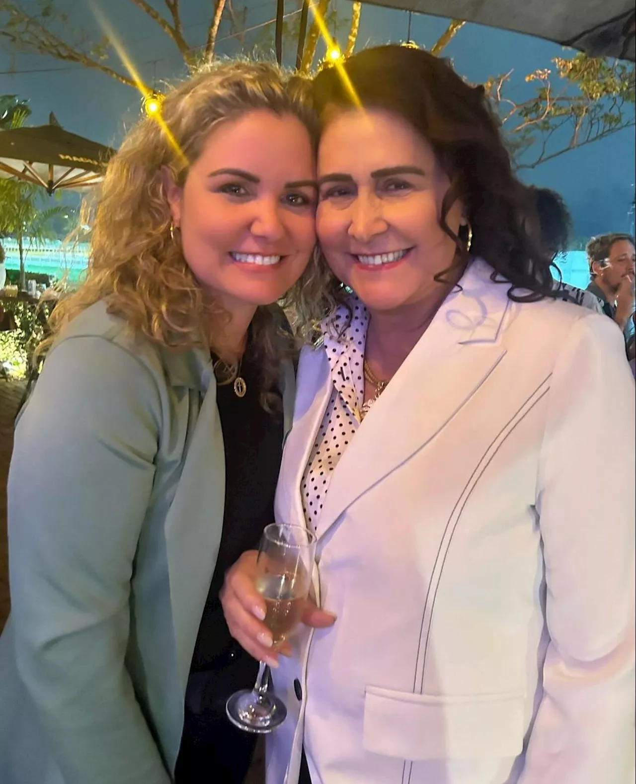 Cantora Joana posta foto rara com a mulher, cantora católica, em evento no Rio