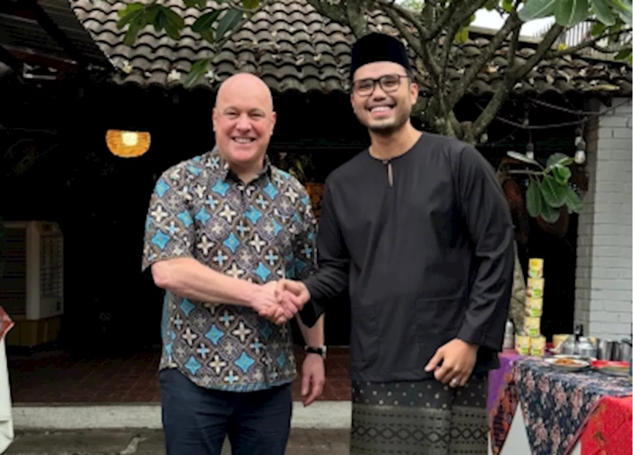 Khairul Aming meets New Zealand PM Luxon, digs into Malaysian delights ‘nasi lemak,’ ‘roti jala,’ and ‘teh tarik’ (VIDEO)