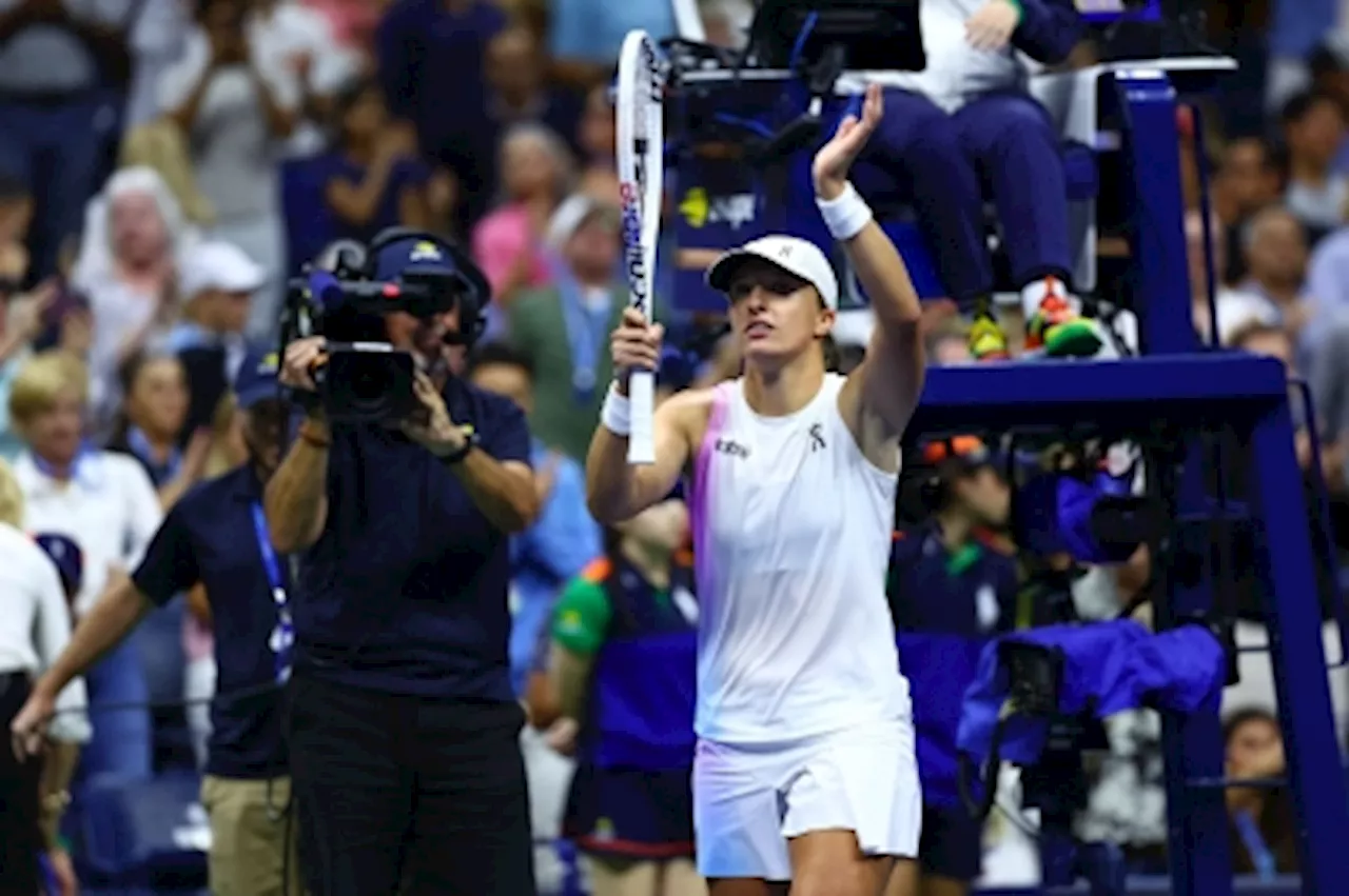 What would Ted Lasso do? Star-struck US Open top seed Swiatek cruises past fourth round with actor Jason Sudeikis in audience