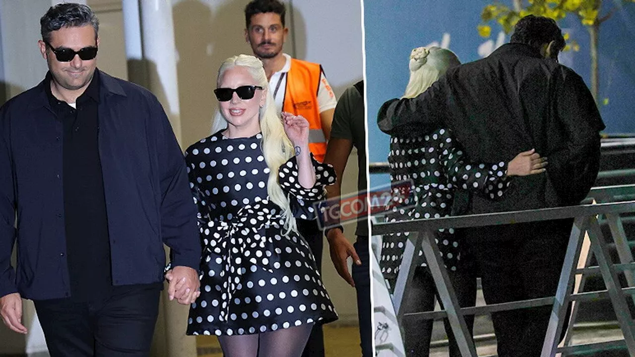 Lady Gaga sbarca a Venezia con 'fiancé' e anello al dito