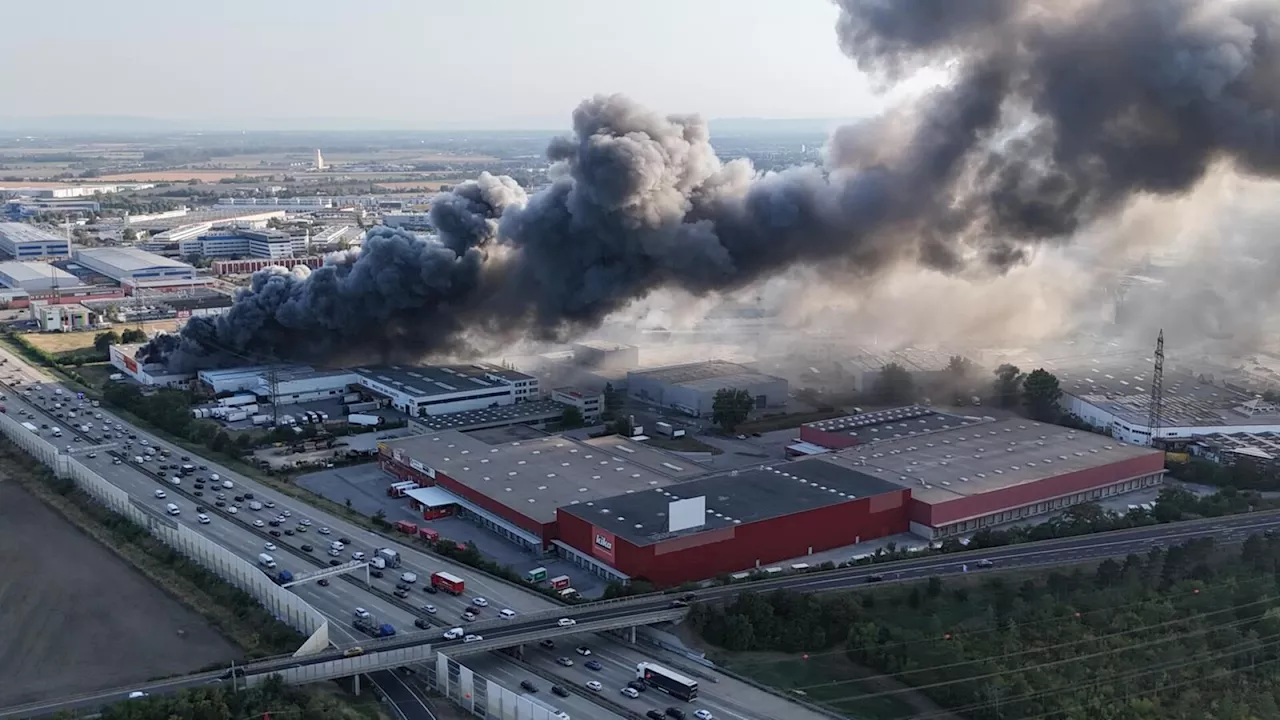 Großeinsatz im Industriezentrum NÖ Süd: Fenster geschlossen halten!