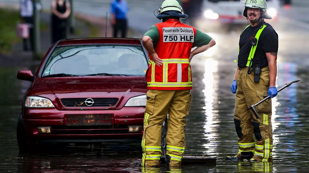 Nordrhein-Westfalen: Unwetter in NRW lösen hunderte Feuerwehreinsätze aus