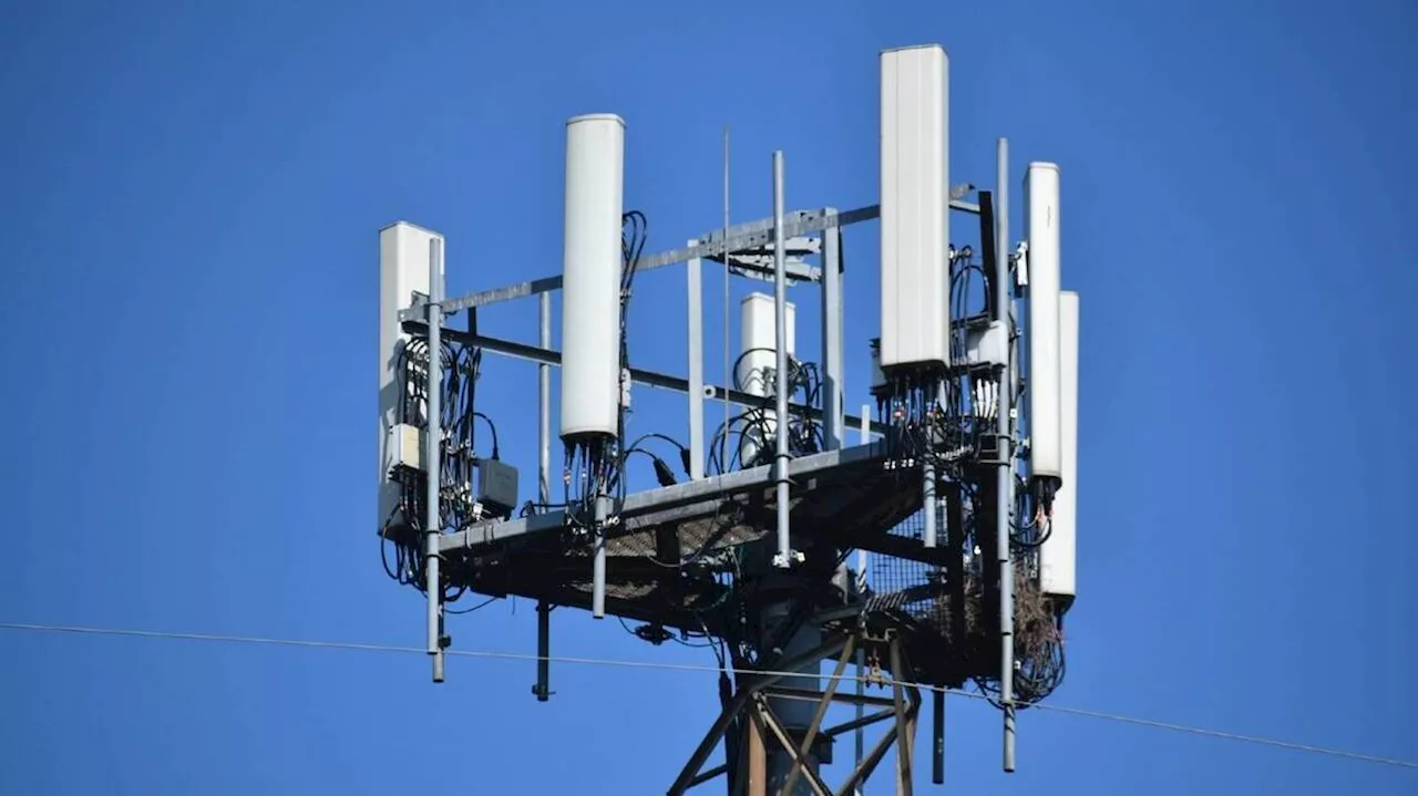 Ils découvrent une antenne 5G installée devant leur maison : « Ce lobby est une machine à broyer »