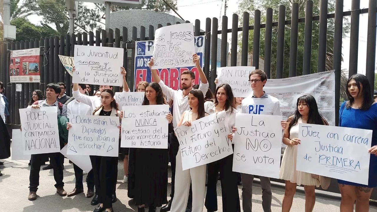 Estudiantes protestan en Ciudad Deportiva ante cambio de sede para discutir reforma al Poder Judicial