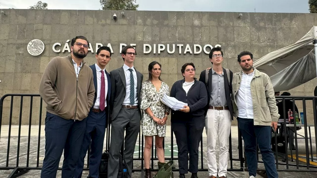 Grupo de estudiantes acude a San Lázaro para entregar ajustes a reforma judicial