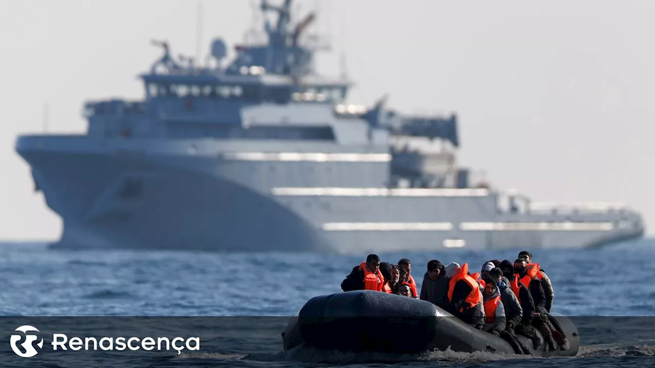 Pelo menos 12 migrantes morrem em naufrágio no Canal da Mancha