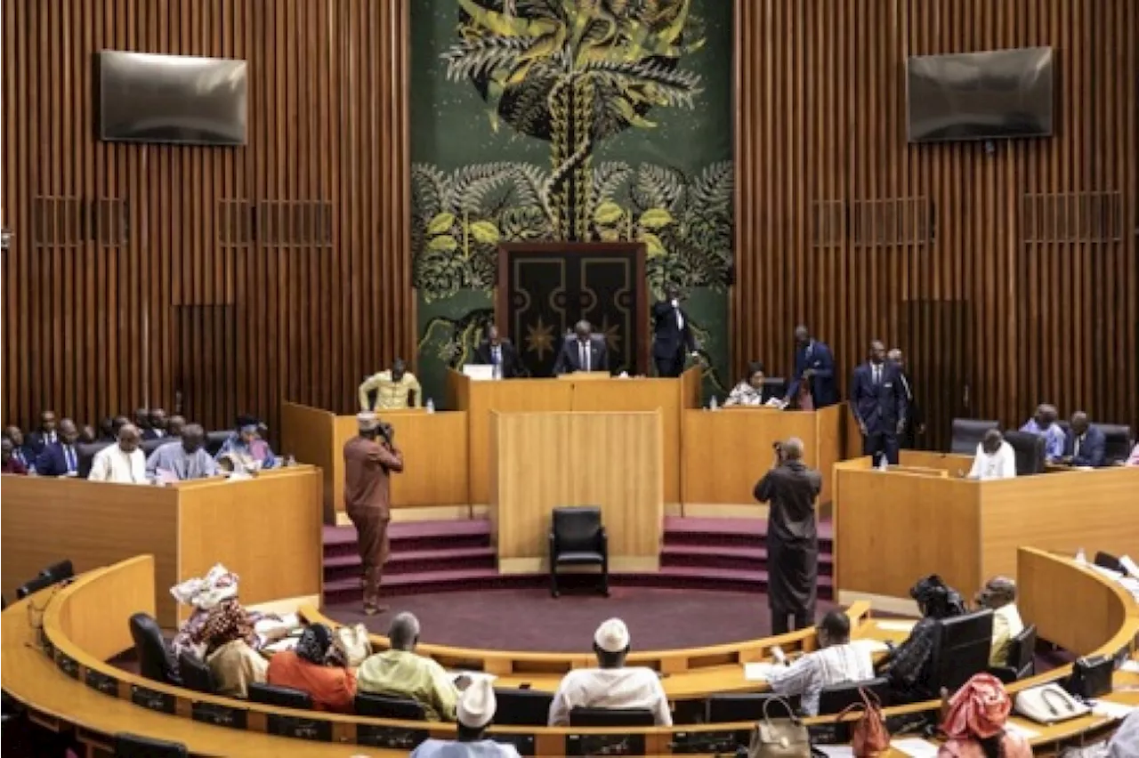 Sénégal: le Parlement, hostile au pouvoir, rejette une révision de la Constitution