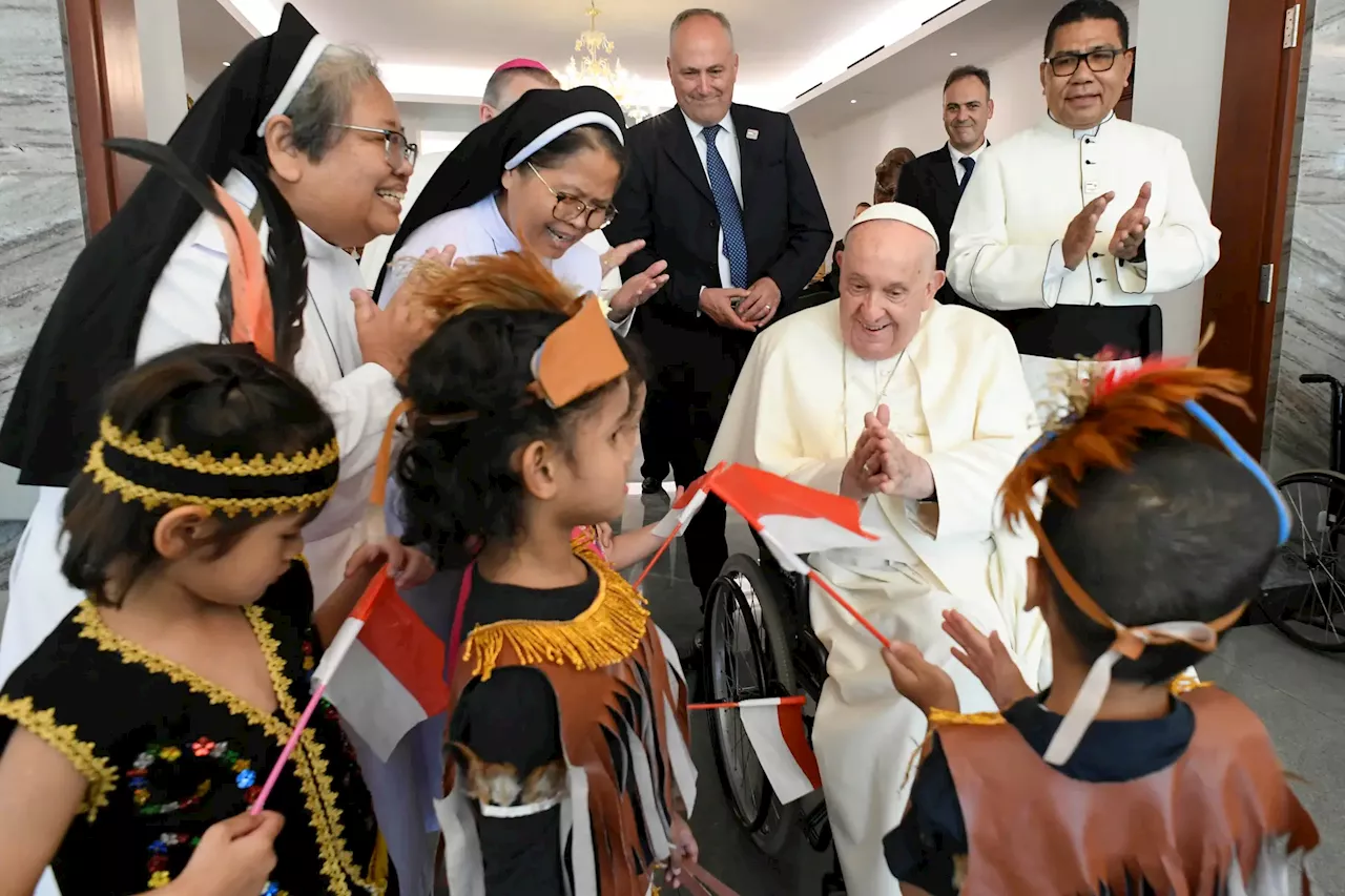 No primeiro dia na Indonésia, Papa Francisco recebeu uma delegação de refugiados