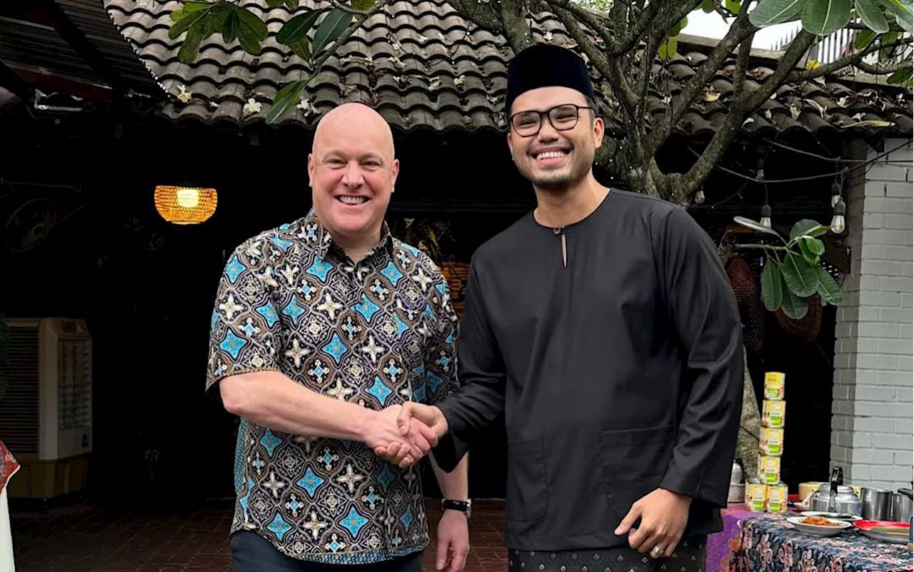 NZ PM Luxon, influencer Khairul Aming discuss tourism, trade over Malaysian breakfast