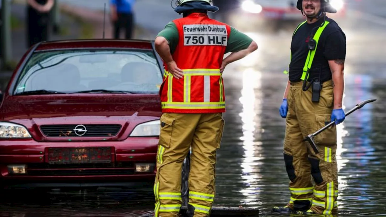 Gewitter und Regen: Unwetter in NRW lösen hunderte Feuerwehreinsätze aus