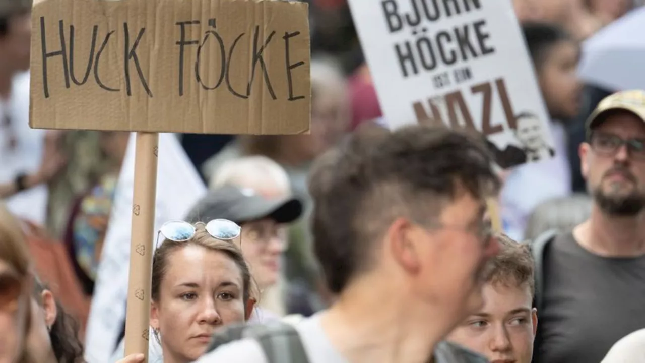 'Wer AfD wählt, wählt Nazis': Hunderte demonstrieren gegen AfD in Frankfurt