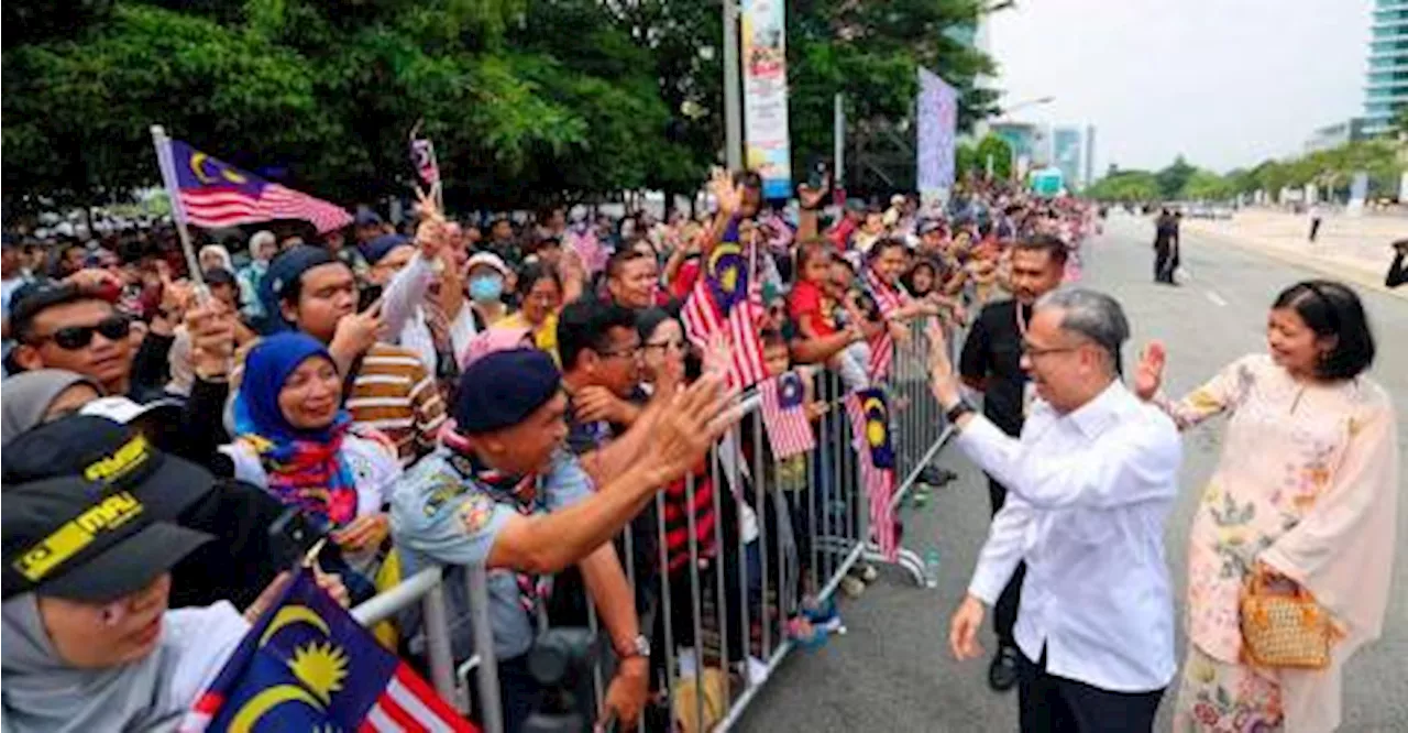 Fahmi expresses gratitude to those who watch National Day parade