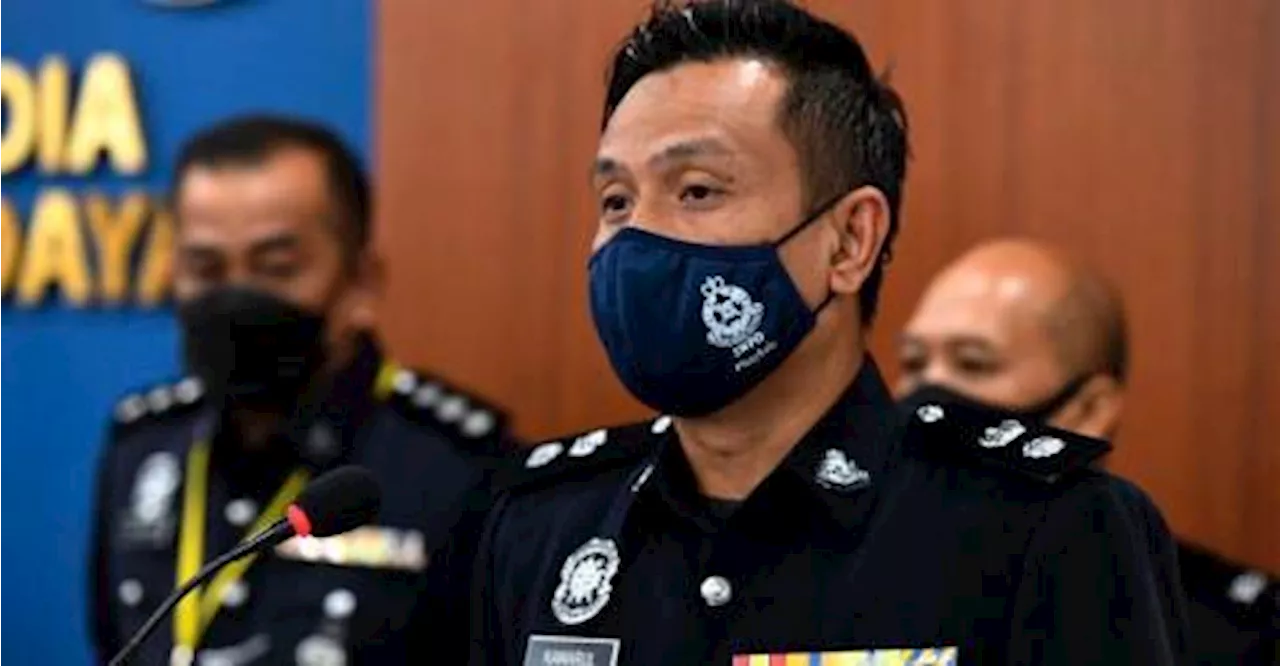 Kemeja-t dipakai seorang lelaki bukan pakaian penugasan rasmi PDRM