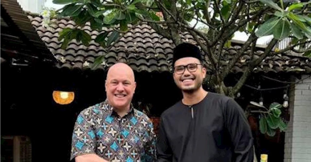 New Zealand PM Luxon meets Khairul Aming, savors the flavours of roti jala, teh tarik