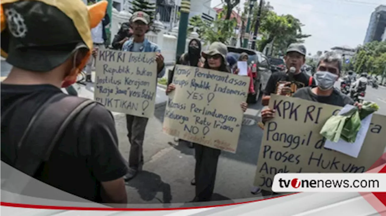 Desak KPK Usut Kasus Anak-Mantu Jokowi, Ramai-ramai Aktivis Jogja Gelar Aksi Jalan Mundur