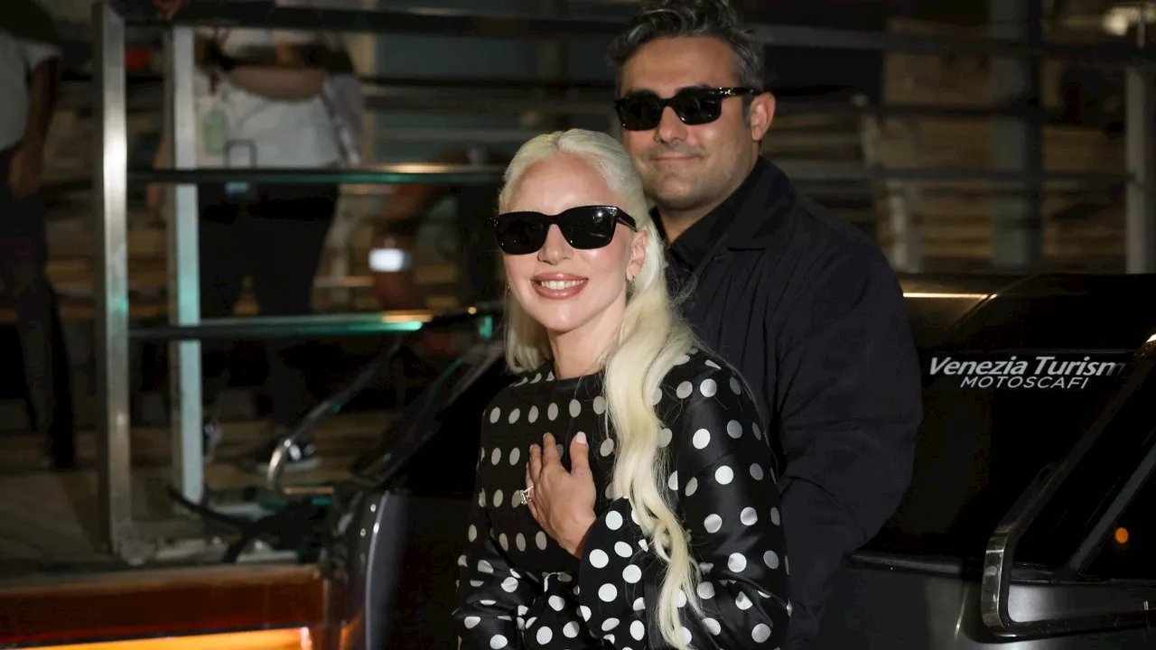 Lady Gaga arrive à la Mostra de Venise avec une imposante bague de fiançailles