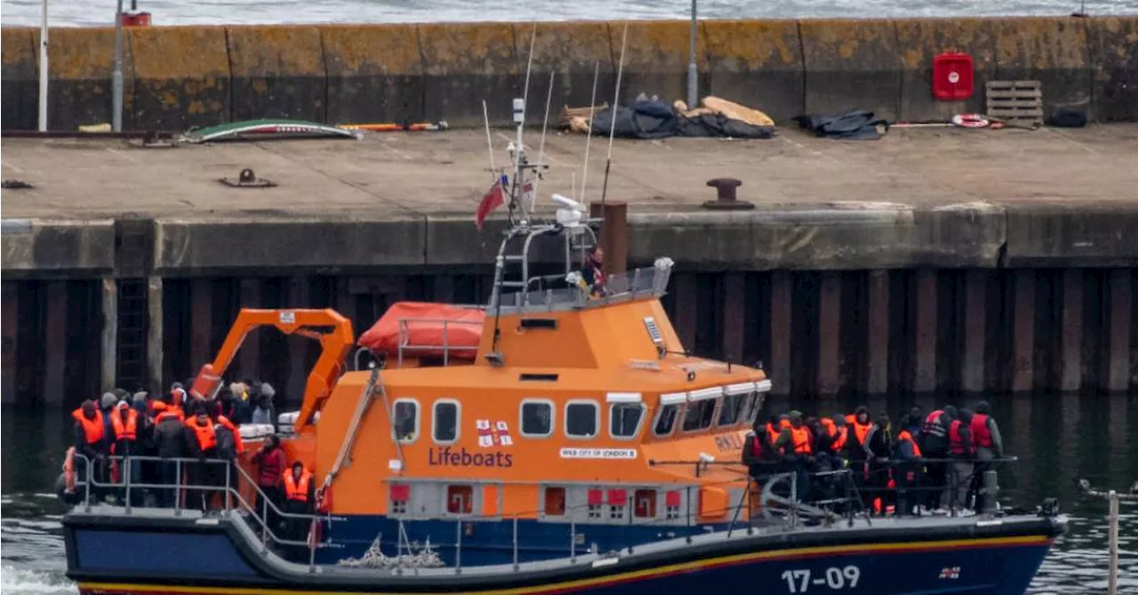 Barco com 100 imigrantes afunda no Canal da Mancha; ao menos 10 morrem