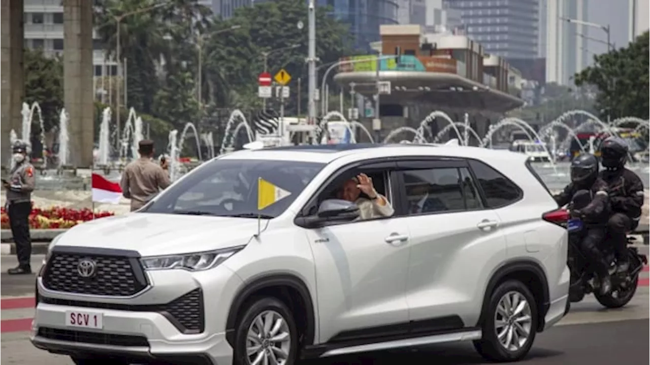 Mobil Innova Zenix yang Dipakai Paus Fransiskus Gunakan Pelat SCV 1, Apa Artinya?