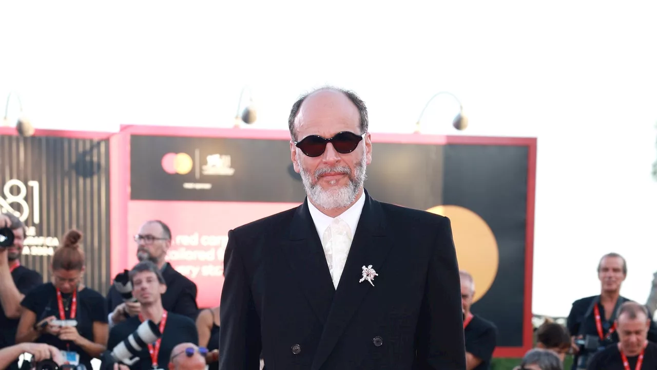 Luca Guadagnino al Festival di Venezia 2024 il look con spilla