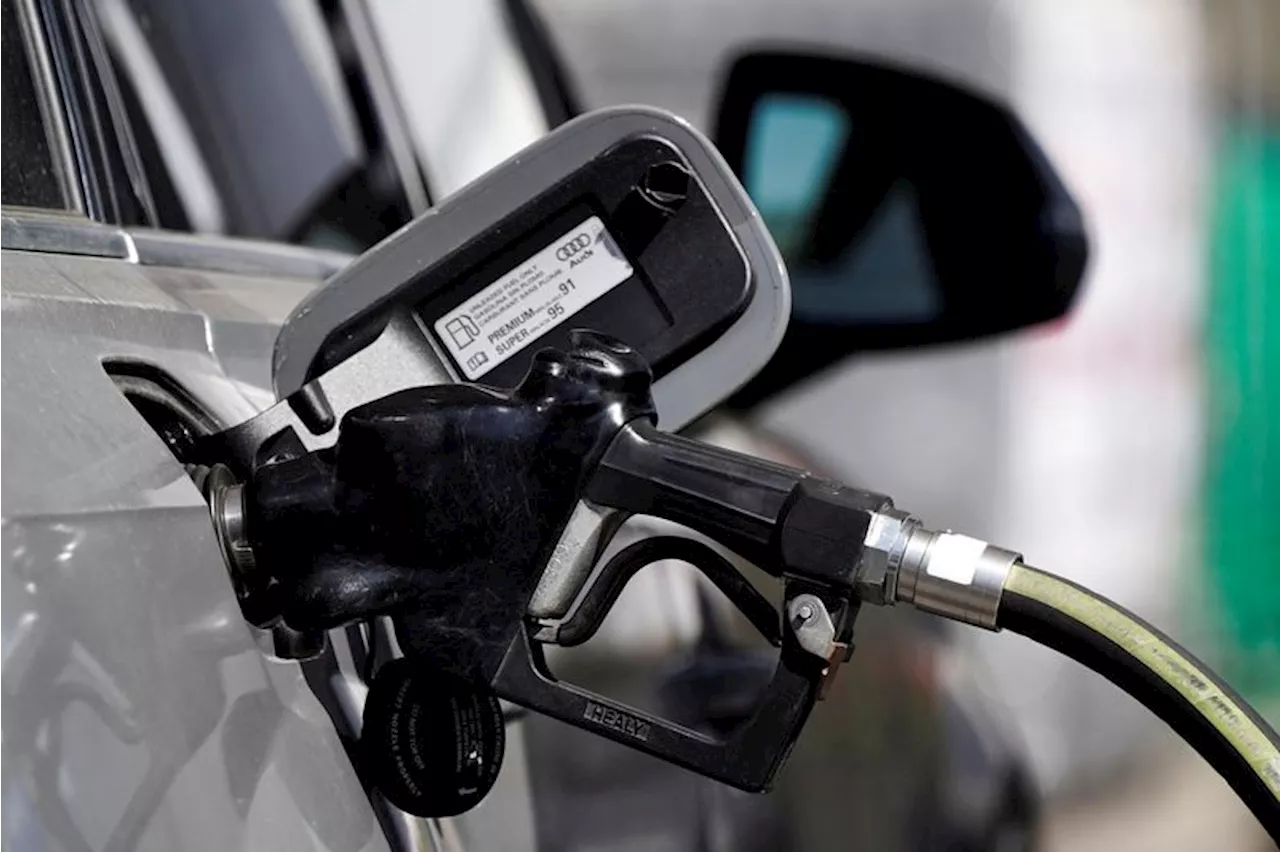 US gasoline slumps to near 3-year low on end of driving season, oil slump