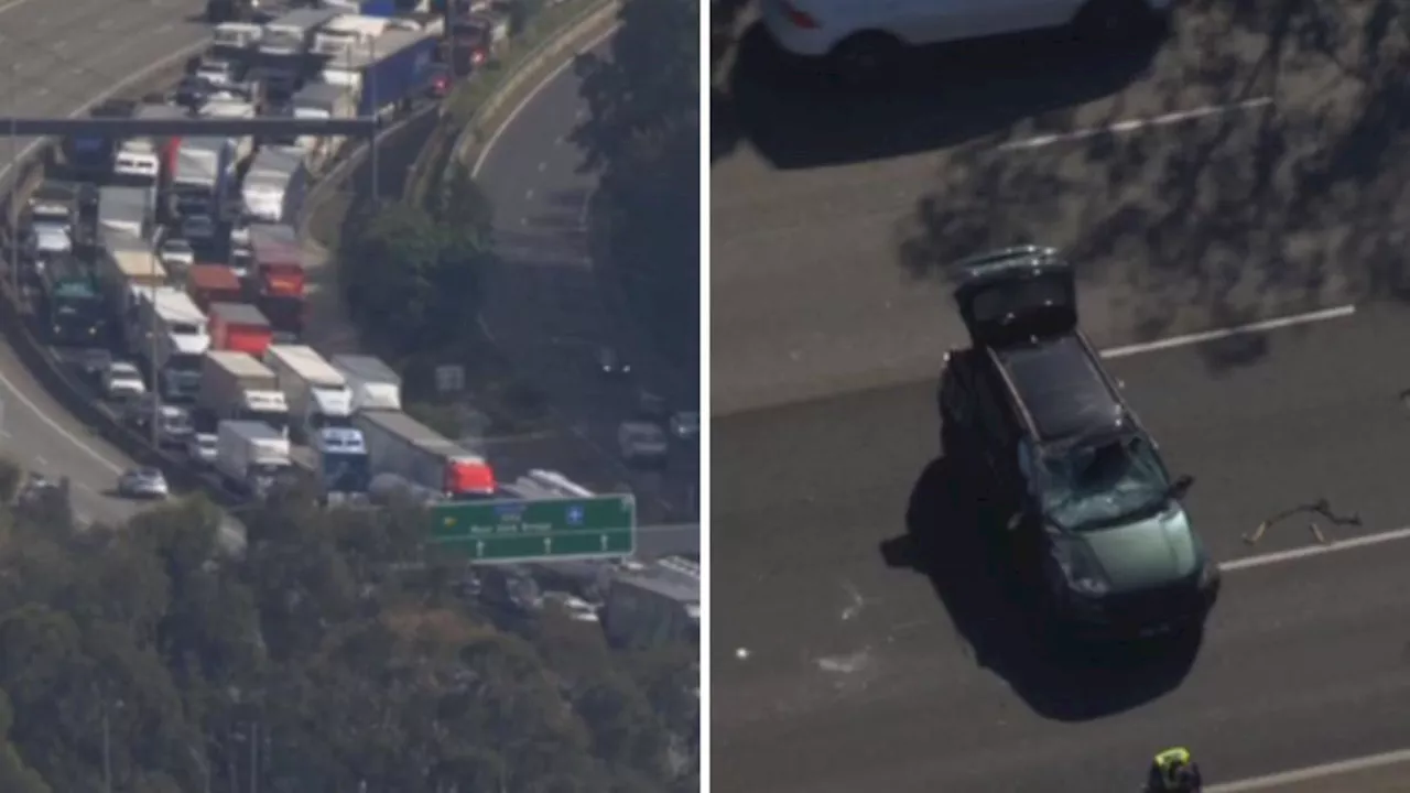 Crash causes traffic delays on Monash Fwy in Melbourne near High St