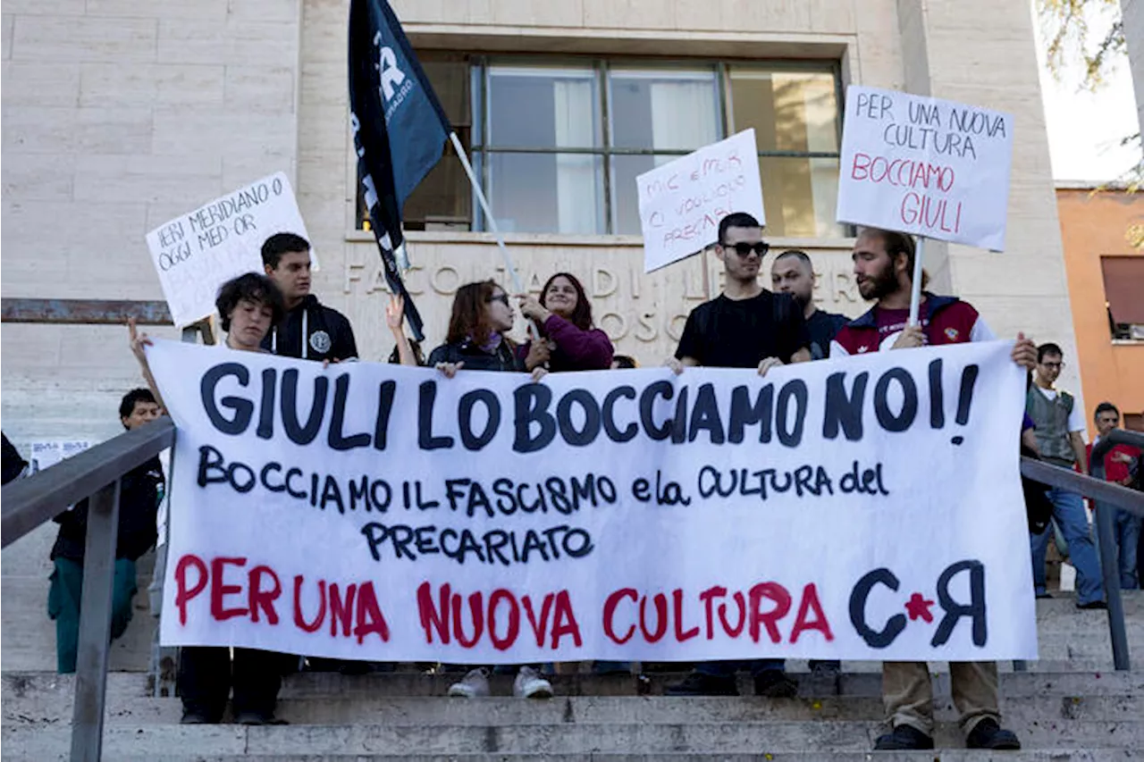 Ultimo esame universitario per Giuli. Protesta contro il ministro