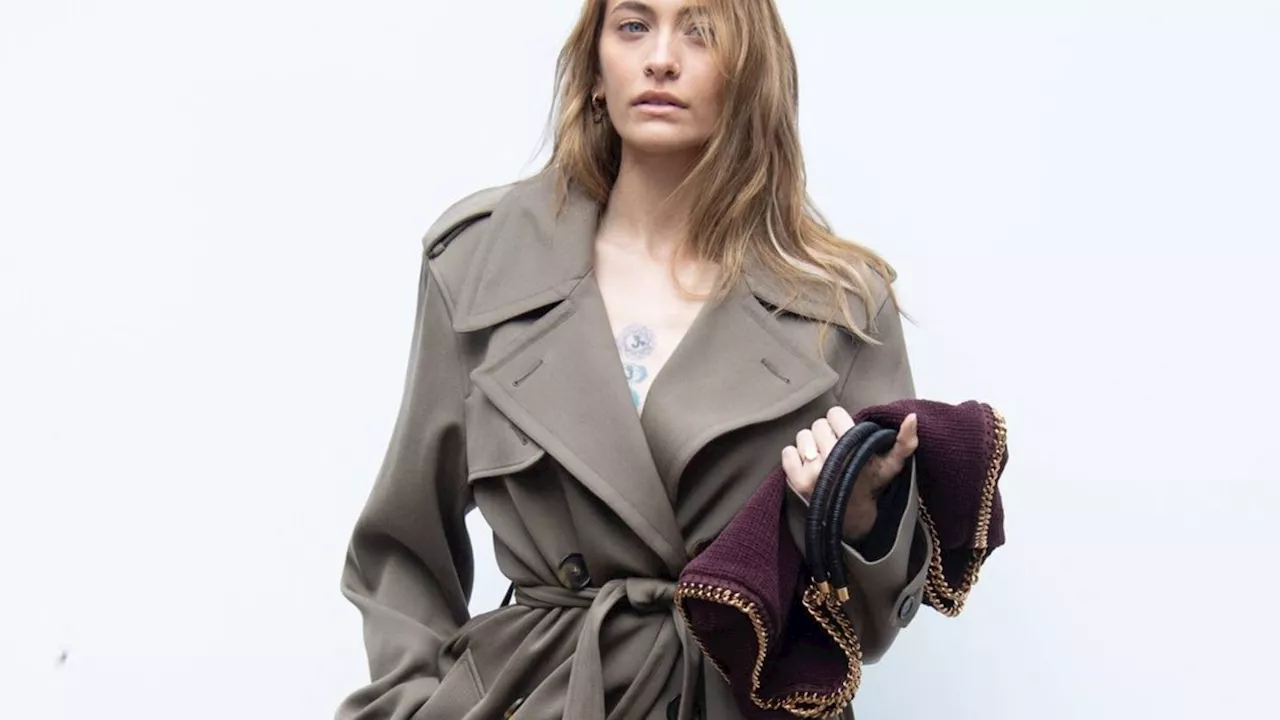 Paris Jackson bei der Paris Fashion Week: Der Trenchcoat als Kleid wird zum neuen Herbst-Trend