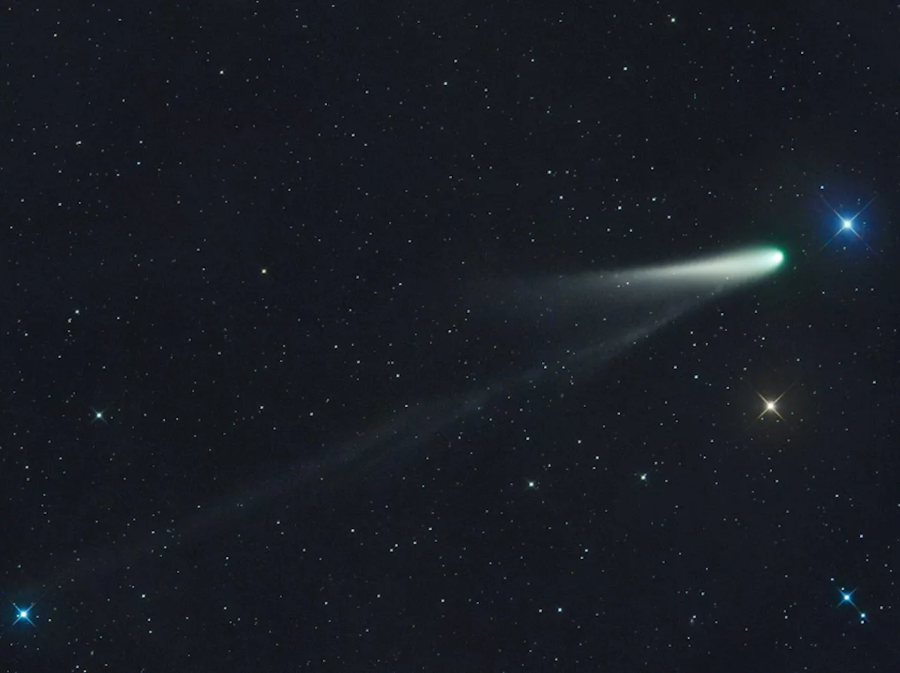 Nasa publica foto do “cometa do século” passando sobre o México; veja